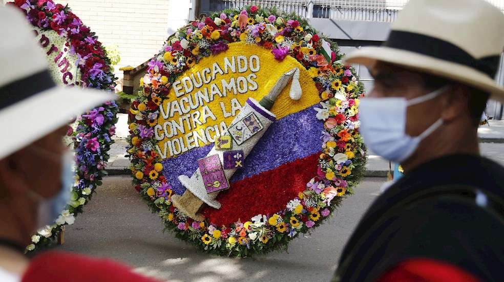 Cientos de silleteros participaron de la edición 64 de la Feria de las Flores, en el estadio Atanasio Girardot en Medellín (Colombia). Luego de 26 años, los silleteros regresaron a este escenario deportivo para desfilar ante 15.000 espectadores con sus arreglos florales, que no pudieron cargar por las calles de la ciudad este año para mantener los controles por la pandemia de la COVID-19.