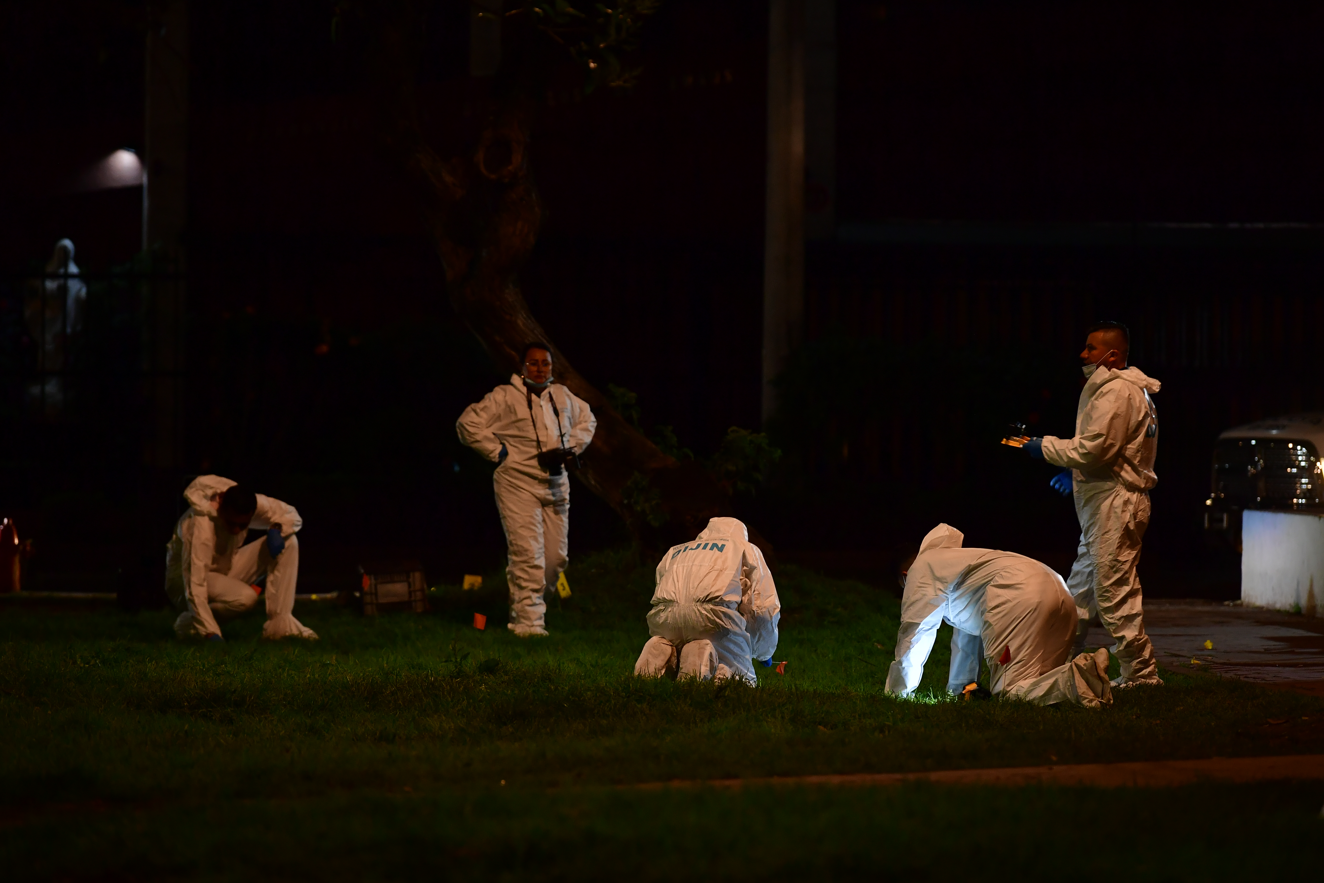Miembros del CTI de la Fiscalía y la Dijín de la Policía inspeccionan el parque el golfito de Modelia, lugar del atentado perpetrado a Miguel Uribe Turbay.