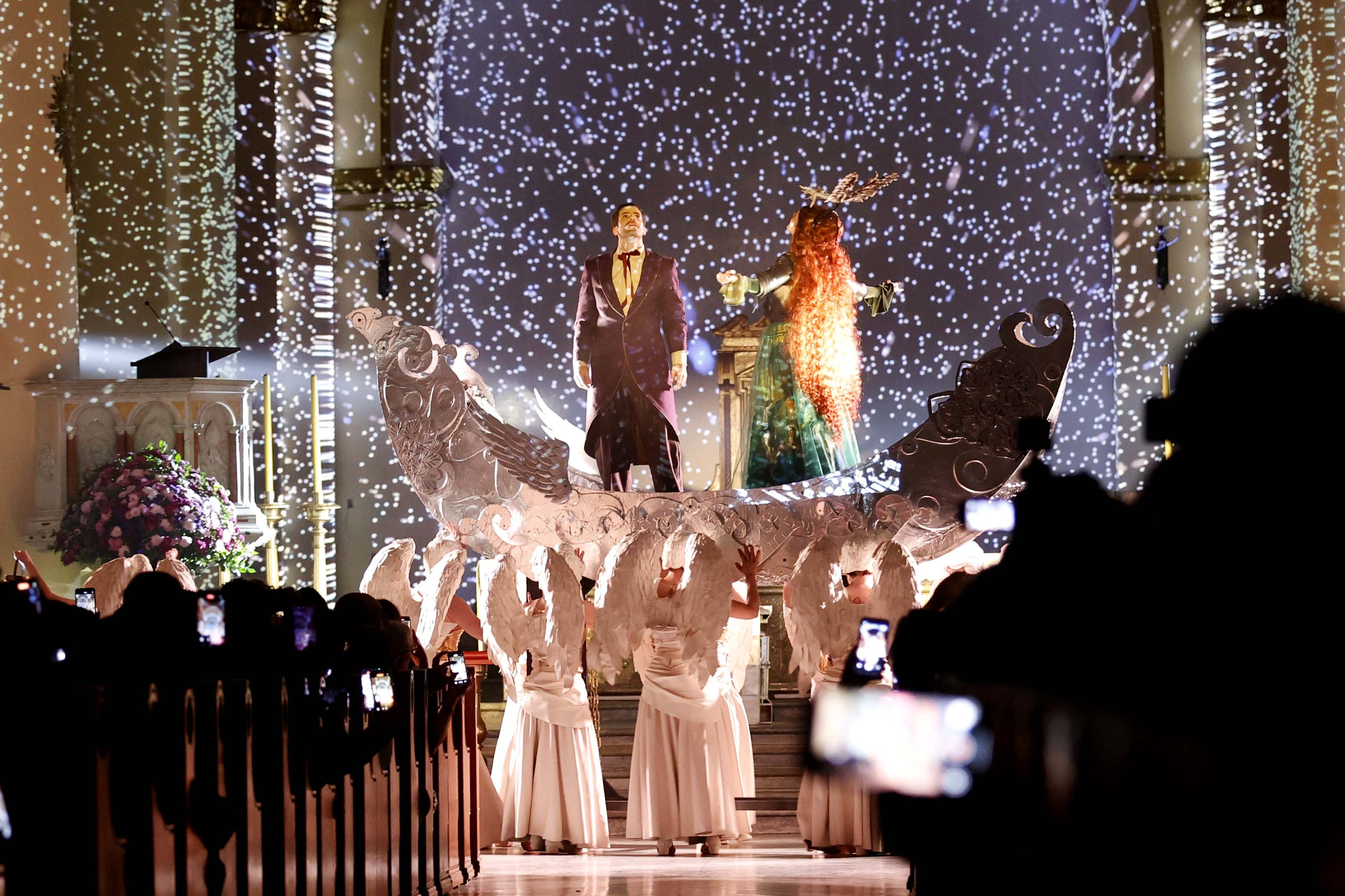 AME5399. BOGOTÁ (COLOMBIA), 14/12/2024.- Actores presentan la obra 'Lo sagrado', este sábado en La Catedral Primada de Bogotá (Colombia). Con el lema "A caminar la Navidad", artistas, bailarines y actores apoyados por video mapping y música, convierten la catedral en un escenario cultural en el cual sus paredes se convierten en pinturas con movimiento. EFE/ Mauricio Dueñas Castañeda