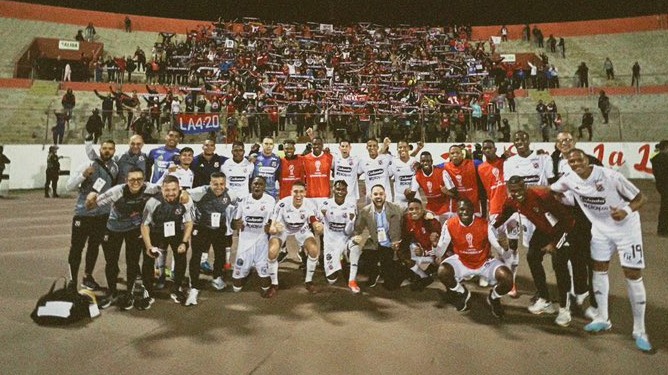 Jugadores del DIM festejan con sus hinchas tras la victoria de visitante frente a César Vallejo por 1-5