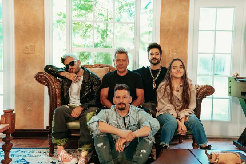 En la foto aparecen Ricky, Ricardo Montaner, Mau (abajo), Camilo y Evaluna durante la promoción del tema “Amén”. / Archivo particular