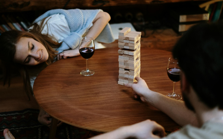 Juegos de mesa eróticos: ¿por qué son la chispa perfecta para reavivar la pasión?