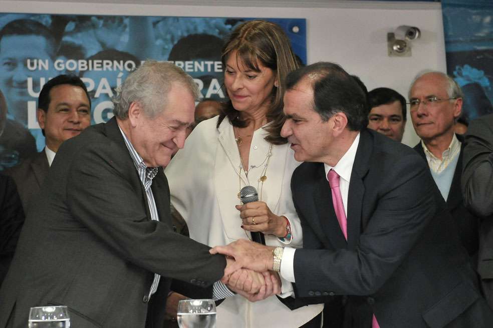 Ómar Yepes y Marta Lucía  Ramírez celebran el respaldo conservador a la candidatura de Óscar Iván Zuluaga.    / Luis Ángel