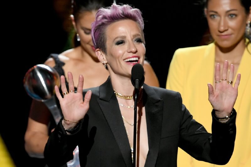 Megan Rapinoe, capitana de la selección de fútbol de EE. UU., se consagró campeona mundial  y  retó a Donald Trump. Aquí en los premios ESPY. / AFP