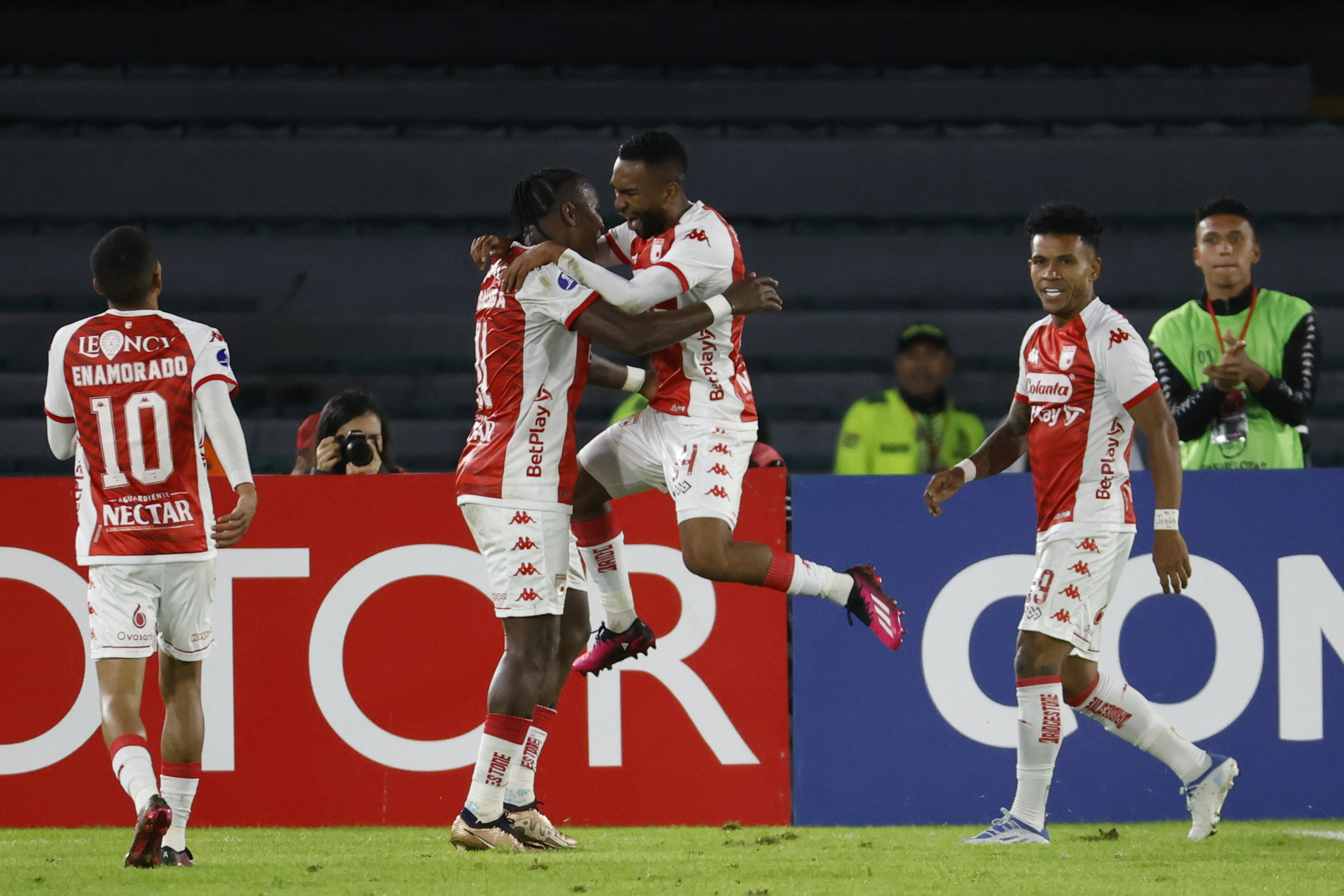 AME2504. BOGOTÁ (COLOMBIA), 18/04/2023.- Jugadores de Independiente Santa Fe celebran un gol hoy, en un partido de la fase de grupos de la Copa Sudamericana entre Independiente Santa Fe y Gimnasia y Esgrima en el estadio Nemesio Camacho El Campín en Bogotá (Colombia). EFE/ Mauricio Dueñas Castañeda