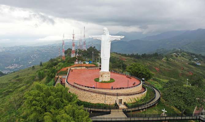 La estatua fue inaugurada el 25 de octubre de 1953 como una conmemoración de los cincuenta años del fin de la Guerra de los Mil Días.