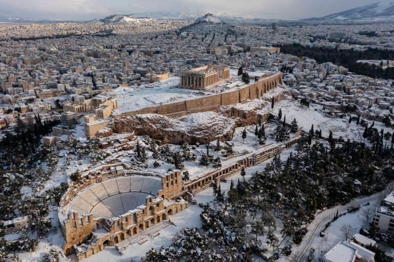 Una fuerte nevada cubrió desde el lunes gran parte de Grecia y su capital, Atenas.
En la imagen se observa el Partenón.