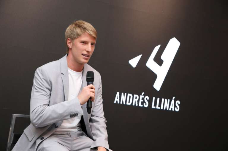 El futbolista Andrés Llinás es la nueva imagen de la línea masculina de MNG.
Bogotá, Colombia. Septiembre del 2022. Siguiendo con la apuesta de MNG a nivel global por incluir a futbolistas como protagonistas de sus campañas, MNG anuncia que Andrés Llinás, defensa central de Millonarios, quien está en el auge de su carrera con un futuro prometedor, es la nueva imagen de la línea masculina de la franquicia en el país.