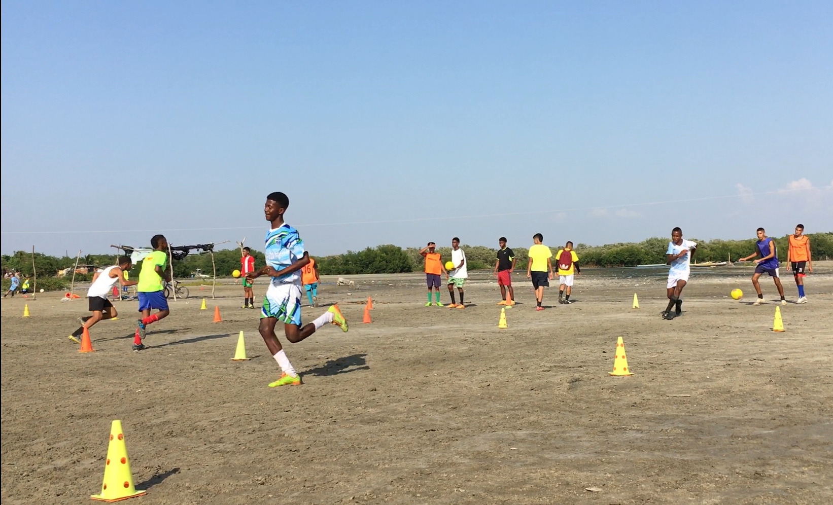Fotografía de Jesús Martínez en uno de los entrenamientos realizados en la cancha de sóftbol del corregimiento de La Boquilla.