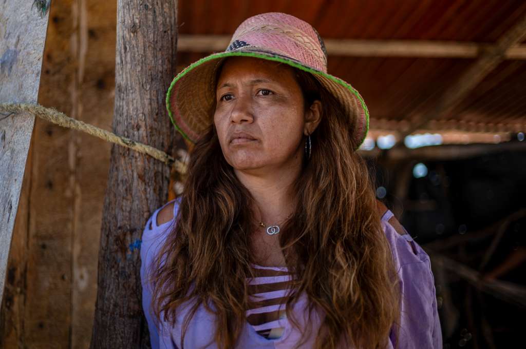 Erika Palacio Fernández, quien afirmó haber grabado un video del humo sobre el agua que resultó provenir de una embarcación en llamas, en Puerto López, Colombia, el 21 de diciembre de 2025. Los restos de la embarcación y los restos de restos quemados que llegaron a una playa parecen ser la primera evidencia física de la campaña estadounidense contra lo que denomina "narcoterroristas"