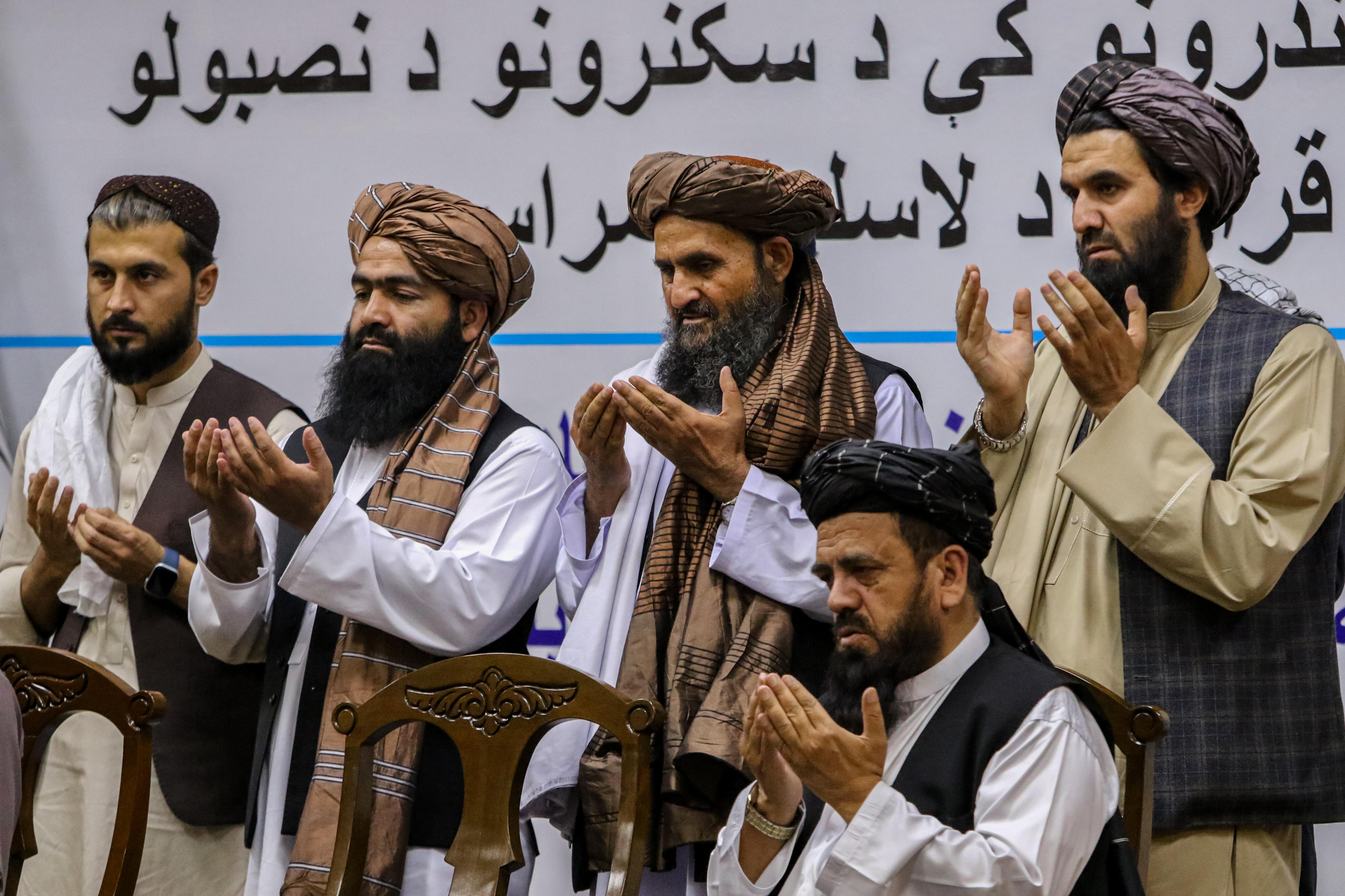 Kabul (Afghanistan), 27/07/2024.- Deputy prime minister for economic affairs of the Taliban government Mullah Abdul Ghani Baradar Akhund (3R) and head of facilitation and investment of the general directorate of affairs Maulvi Ahmad Zia Khaled (2R) pray at a ceremony to sign memorendum for the installation of scanners at ports, in Kabul, Afghanistan, 27 July 2024. A memorendum worth 113.3 million US dollar has been signed to install security scanners at 12 customs ports across the country, including Torkham, Hiran, and Spin Boldak. The project, expected to be completed within two years, will create 2,000 jobs and enhance the security of exports and imports. Maulvi Ahmad Zia Khaled, head of facilities and investment at the General Administration, said that the new scanners will address previous issues of tax evasion and smuggling of illegal goods due to inadequate customs services. (Afganistán) EFE/EPA/SAMIULLAH POPAL