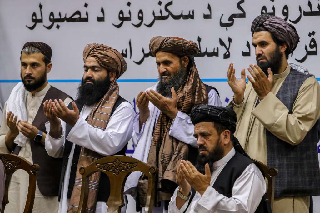 Kabul (Afghanistan), 27/07/2024.- Deputy prime minister for economic affairs of the Taliban government Mullah Abdul Ghani Baradar Akhund (3R) and head of facilitation and investment of the general directorate of affairs Maulvi Ahmad Zia Khaled (2R) pray at a ceremony to sign memorendum for the installation of scanners at ports, in Kabul, Afghanistan, 27 July 2024. A memorendum worth 113.3 million US dollar has been signed to install security scanners at 12 customs ports across the country, including Torkham, Hiran, and Spin Boldak. The project, expected to be completed within two years, will create 2,000 jobs and enhance the security of exports and imports. Maulvi Ahmad Zia Khaled, head of facilities and investment at the General Administration, said that the new scanners will address previous issues of tax evasion and smuggling of illegal goods due to inadequate customs services. (Afganistán) EFE/EPA/SAMIULLAH POPAL