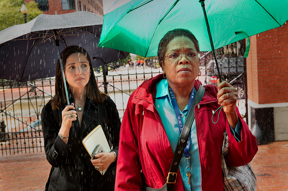 Las actrices Rose Byrne y Oprah Winfrey como Rebecca Skloot y Deborah Lacks en "The Immortal Life of Henrietta Lacks". / Cortesía