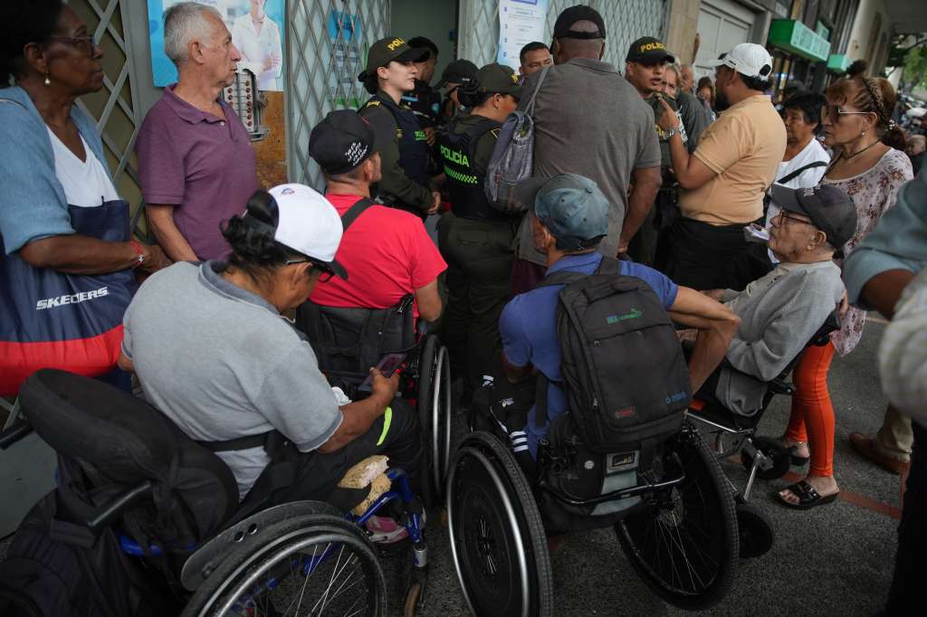 AME1246. CALI (COLOMBIA), 21/03/2025.- Usuarios en condición de discapacidad de la Nueva EPS hacen fila para reclamar medicamentos este viernes, en Cali (Colombia). EFE/ Ernesto Guzmán