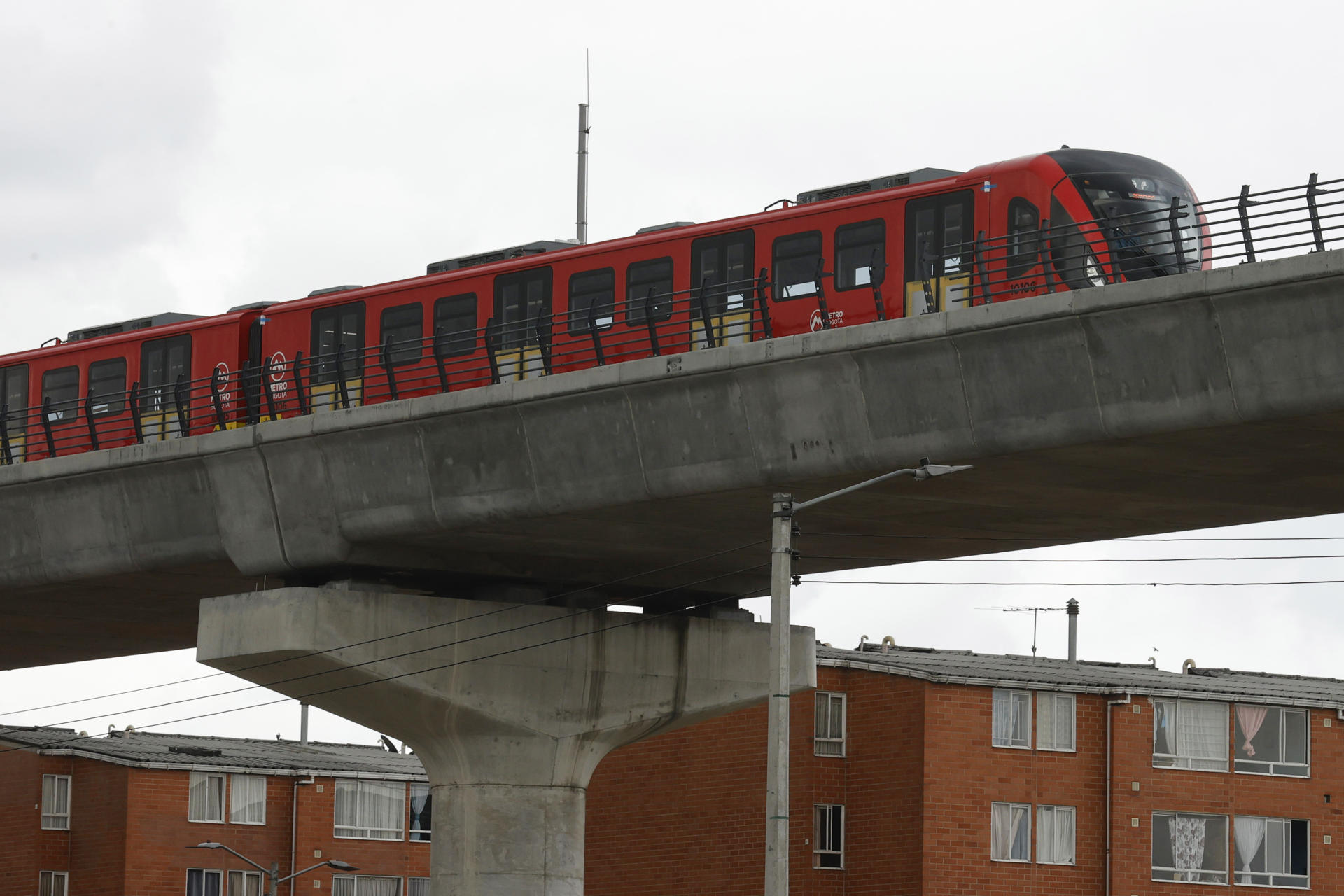 AME6712. BOGOTÁ (COLOMBIA), 29/05/2026.- Fotografía que muestra el metro de Bogotá transitando por el viaducto este viernes, en el Patio Taller de la Estación 1 en Bogotá (Colombia). El Metro de Bogotá realizó su primer viaje de prueba con pasajeros entre la Estación 1 Gibraltar, situada en el populoso sector de Bosa, y la Estación 2 Portal Américas, en el suroeste de la capital colombiana. EFE/ Mauricio Dueñas Castañeda