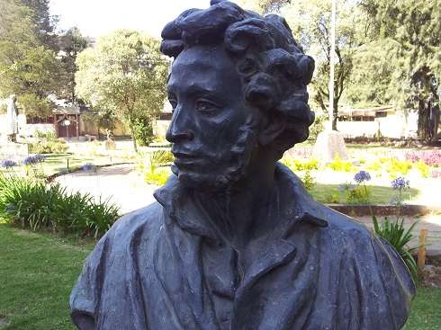 La estatua del poeta Pushkin, de ancestros africanos, en Addis Abeba. / Cortesía