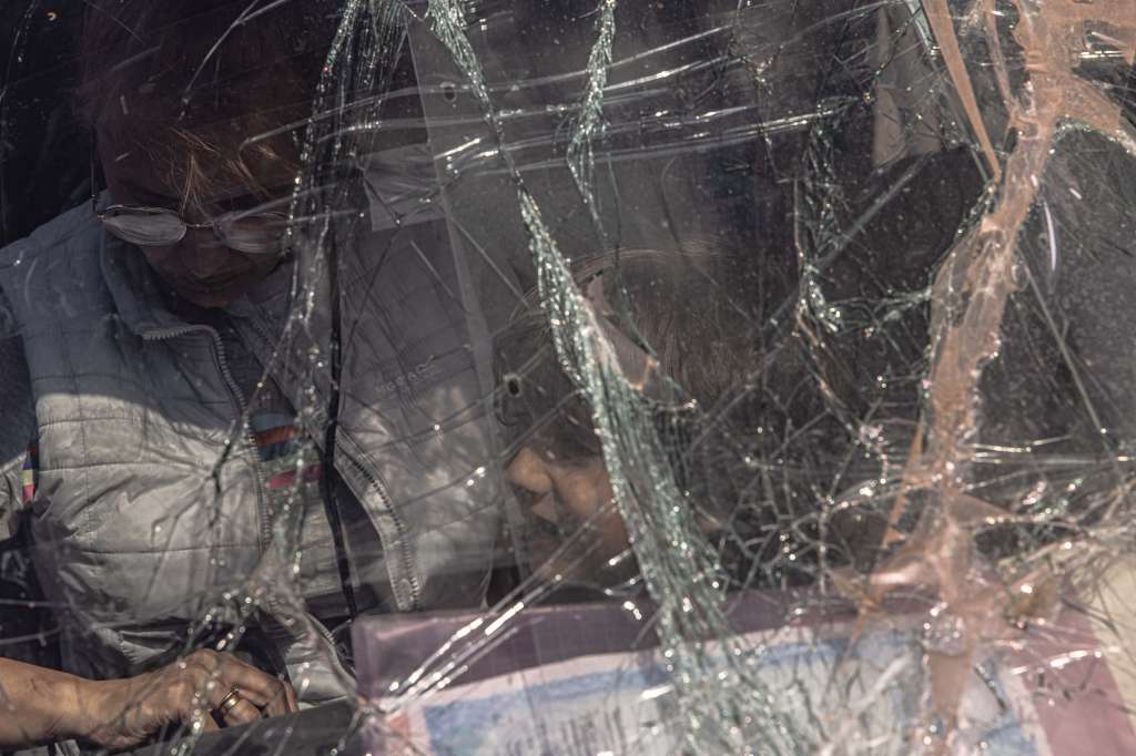 Zaporizhzhia (Ukraine), 02/05/2022.- A woman and a child sit in a car with a cracked windshield as they arrive from Mariupol at the evacuation point in Zaporizhzhia, Ukraine, 02 May 2022. Thousands of people who still remain trapped in Mariupol and other areas occupied by the Russian army in south Ukraine wait to be evacuated to safer areas. (Rusia, Ucrania, Estados Unidos) EFE/EPA/ROMAN PILIPEY