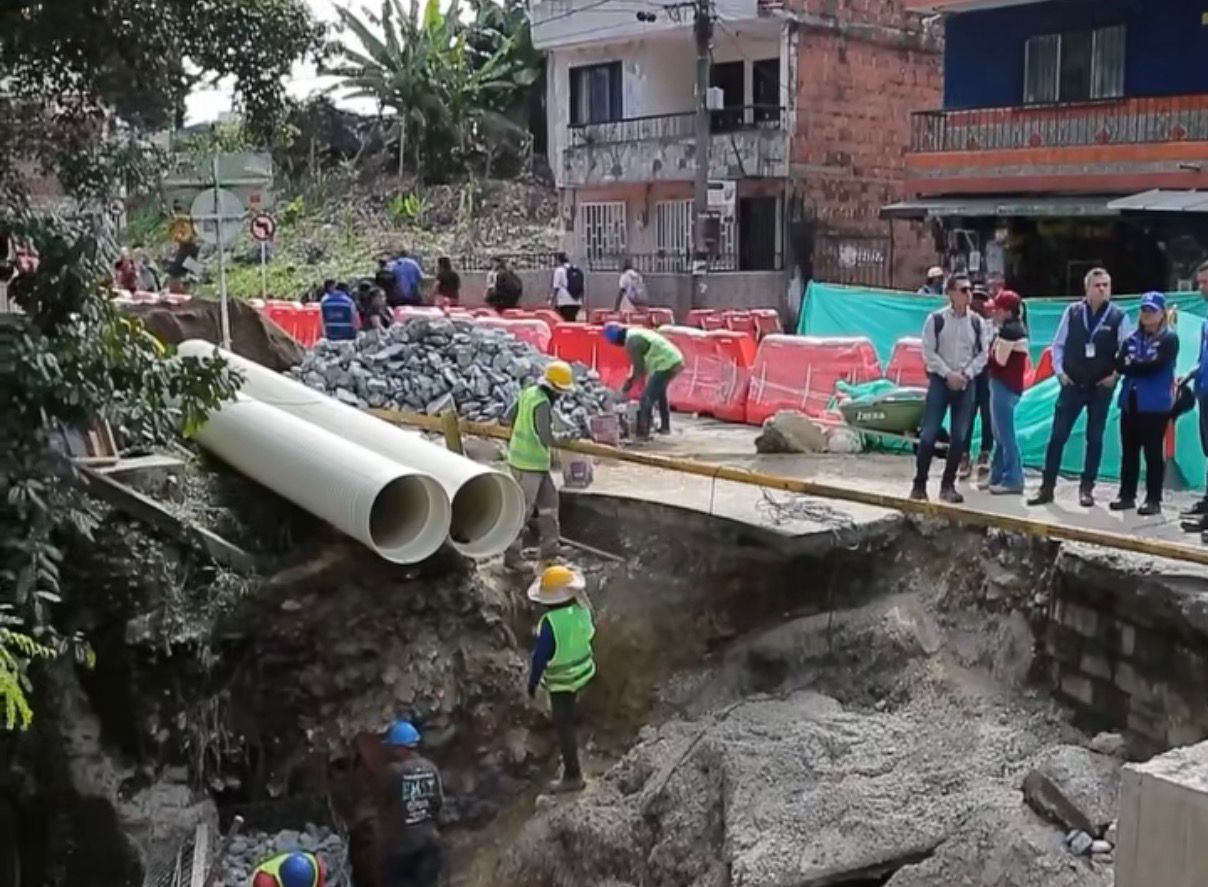 Una falla en una tubería de alcantarillado provocó la pérdida de banca y afectó la estabilidad del puente.
