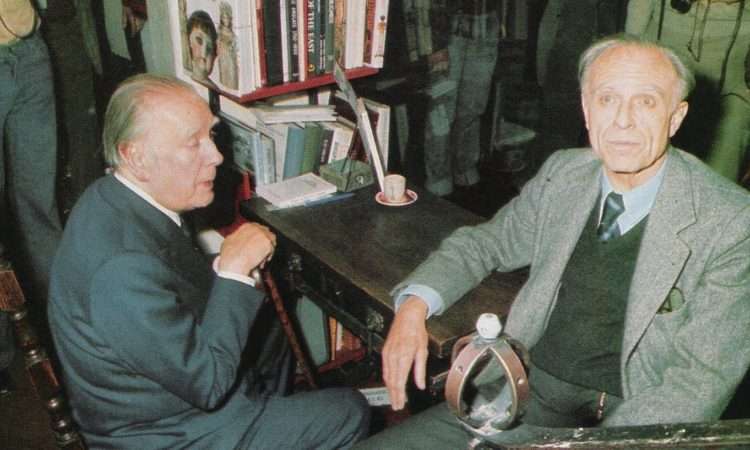 Jorge Luis Borges y Adolfo Bioy Casares, sentados.