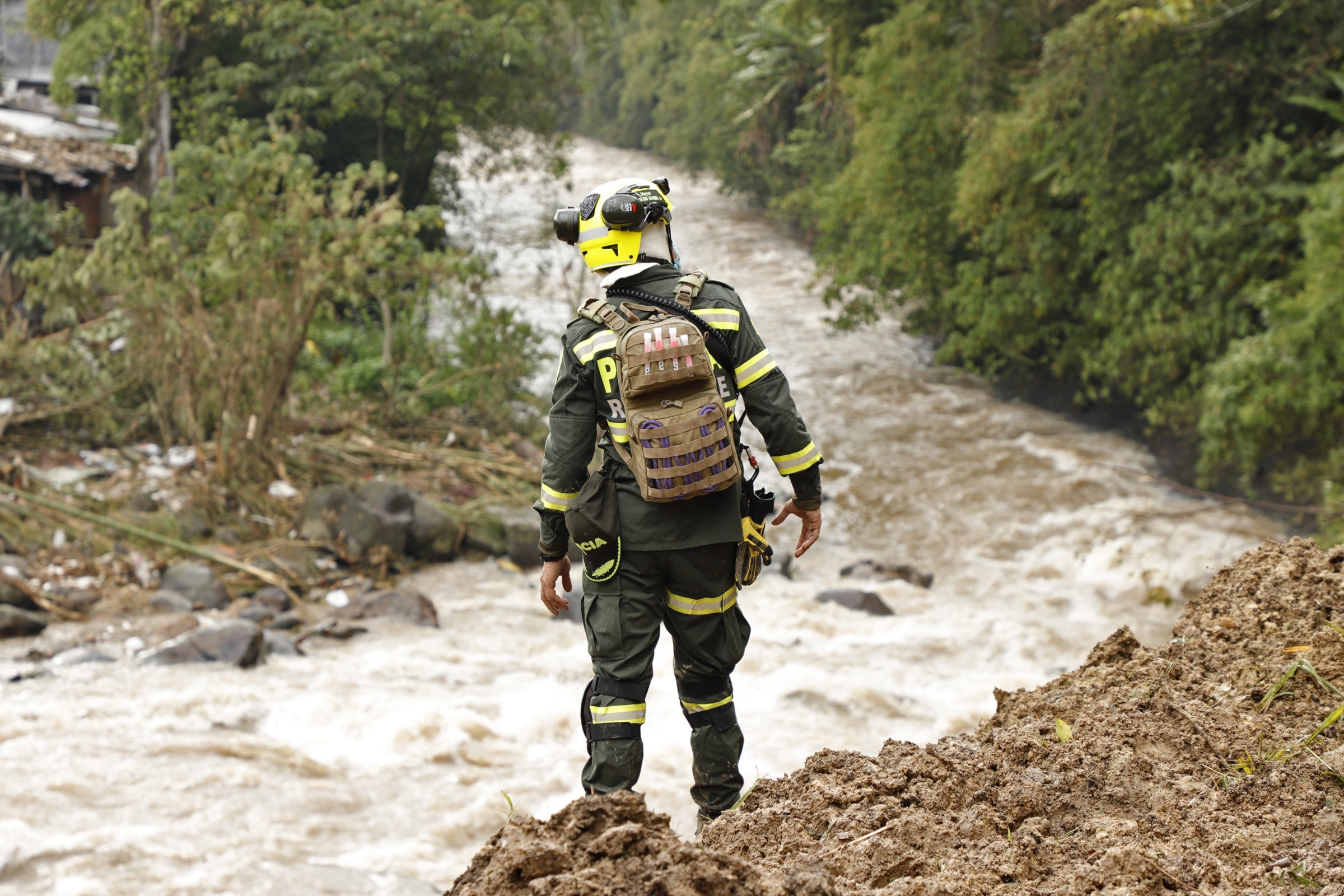 PER300. PEREIRA (COLOMBIA), 08/02/2022.- Un socorrista busca víctimas debido a un deslizamiento de tierra este martes en Pereira (Colombia). El número de fallecidos por un deslizamiento de tierra causado por las lluvias que afectan a la ciudad colombiana de Pereira, capital del departamento de Risaralda (centro), ascendió a 14 personas, según informaron este martes las autoridades. La Defensoría del Pueblo señaló que su oficina regional en Risaralda reportó que "son 14 los fallecidos en este derrumbe" y que "tres de ellos son niños". EFE/ Santiago Gaviria