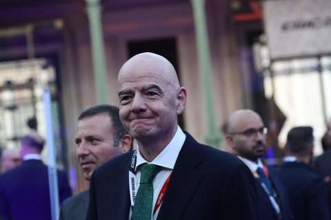 Leyendas y directivos insisten en que Infantino no debe seguir como presidente de la FIFA