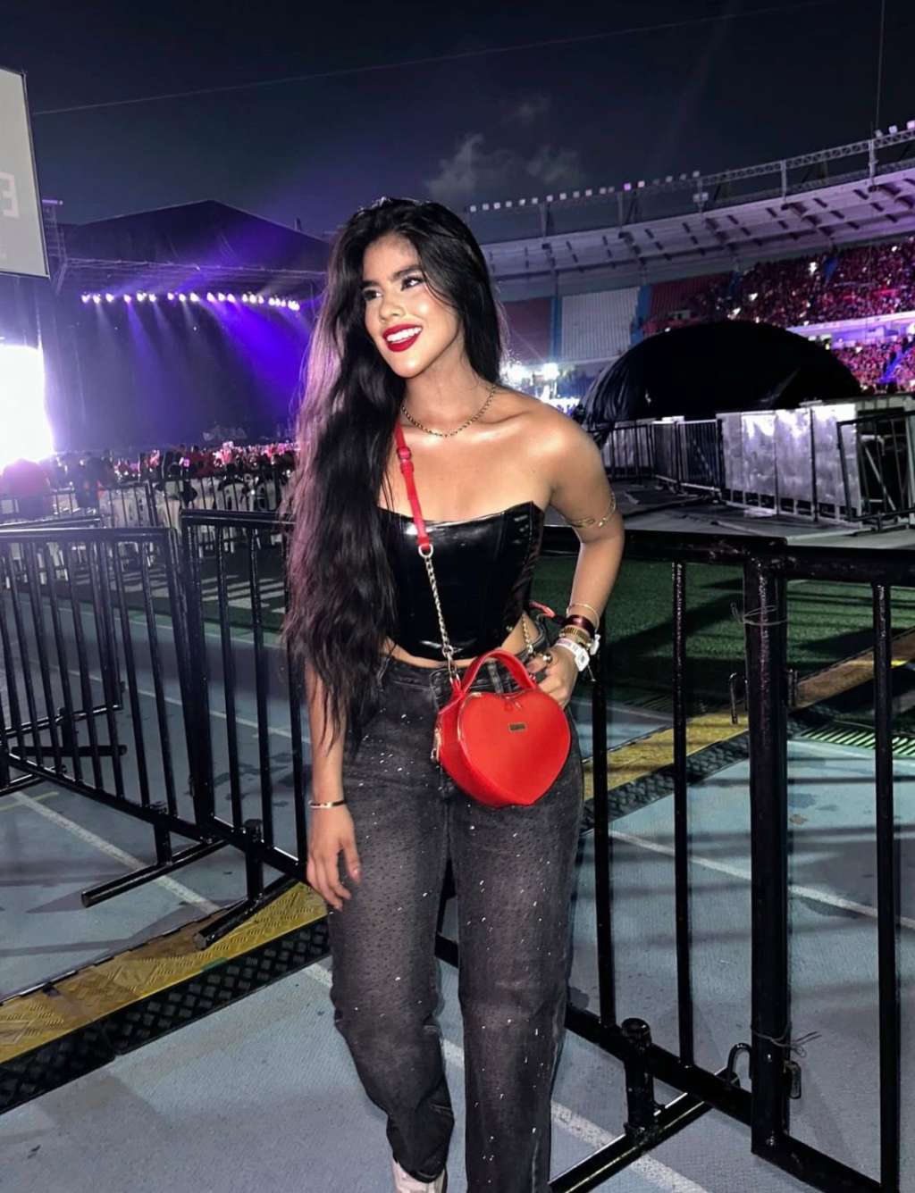 Foto de Stefanny. Reina renuncia a su corona del Carnaval.