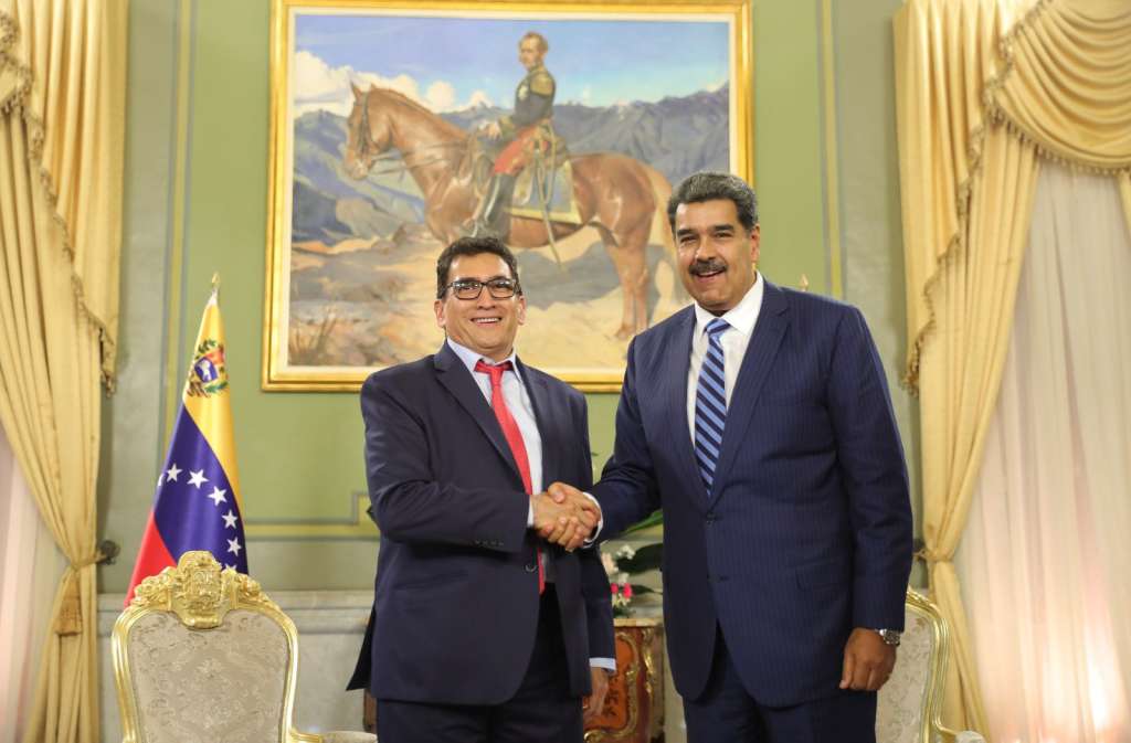 Milton Rengifo, nuevo embajador en Venezuela y el presidente de Venezuela, Nicolás Maduro.