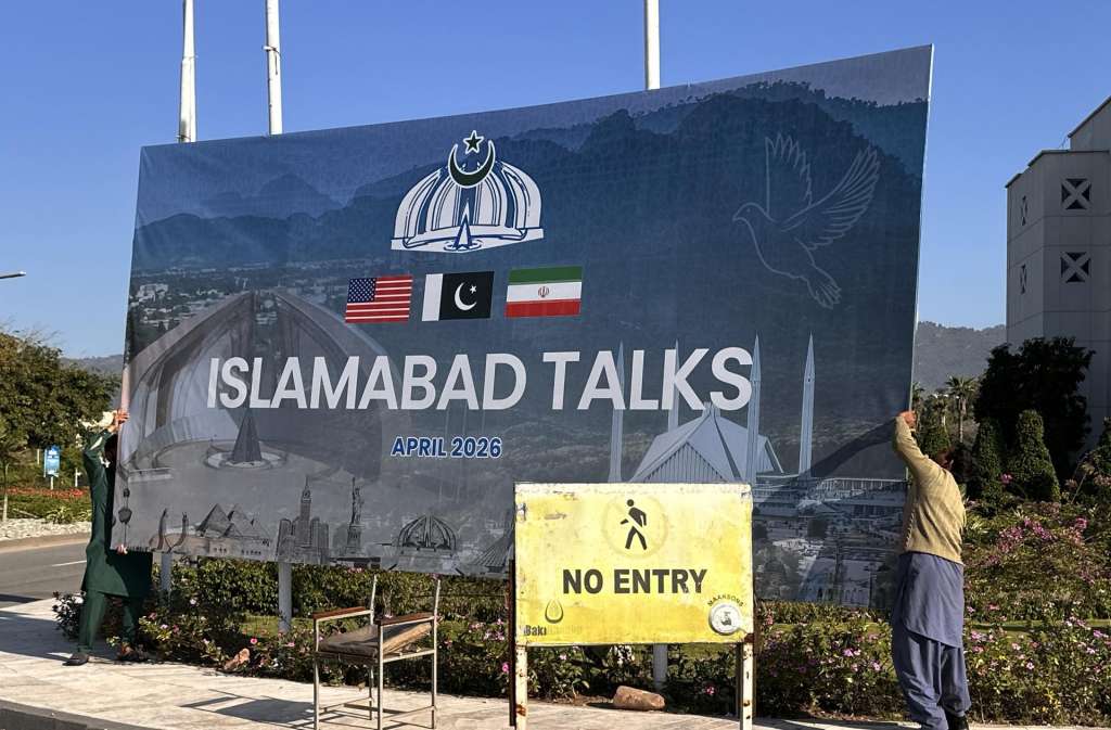 ISLAMABAD (Pakistan), 12/04/2026.- Laborers remove billboards after the peace talks between US and Iran ends in Islamabad, Pakistan, 12 April 2026. The United States and Iran did not reach a deal after long talks in Islamabad, and Washington says it has already made its final offer. The main disagreement is over Iran’s nuclear program, with the US demanding long-term limits and Iran insisting on its right to peaceful nuclear activity and relief from sanctions. (Estados Unidos) EFE/EPA/SOHAIL SHAHZAD