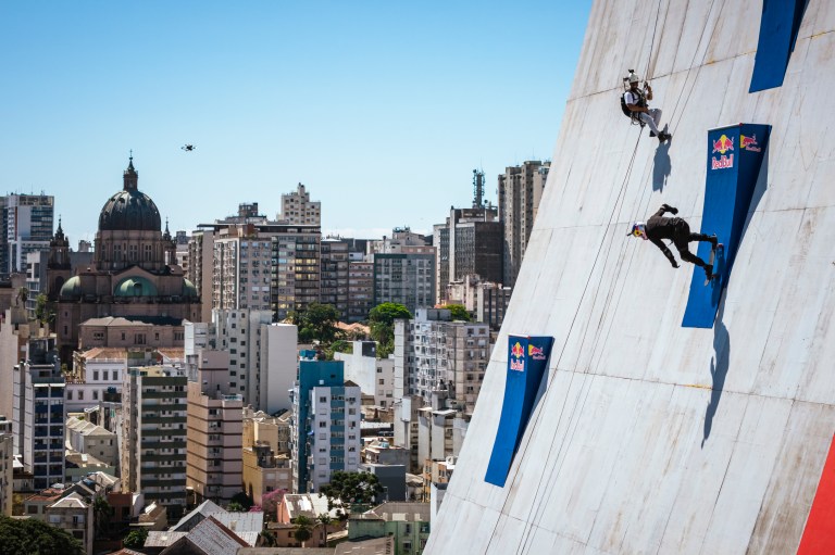 Sandro Dias rompió dos récords Guinness al lanzarse de un edificio en su patineta