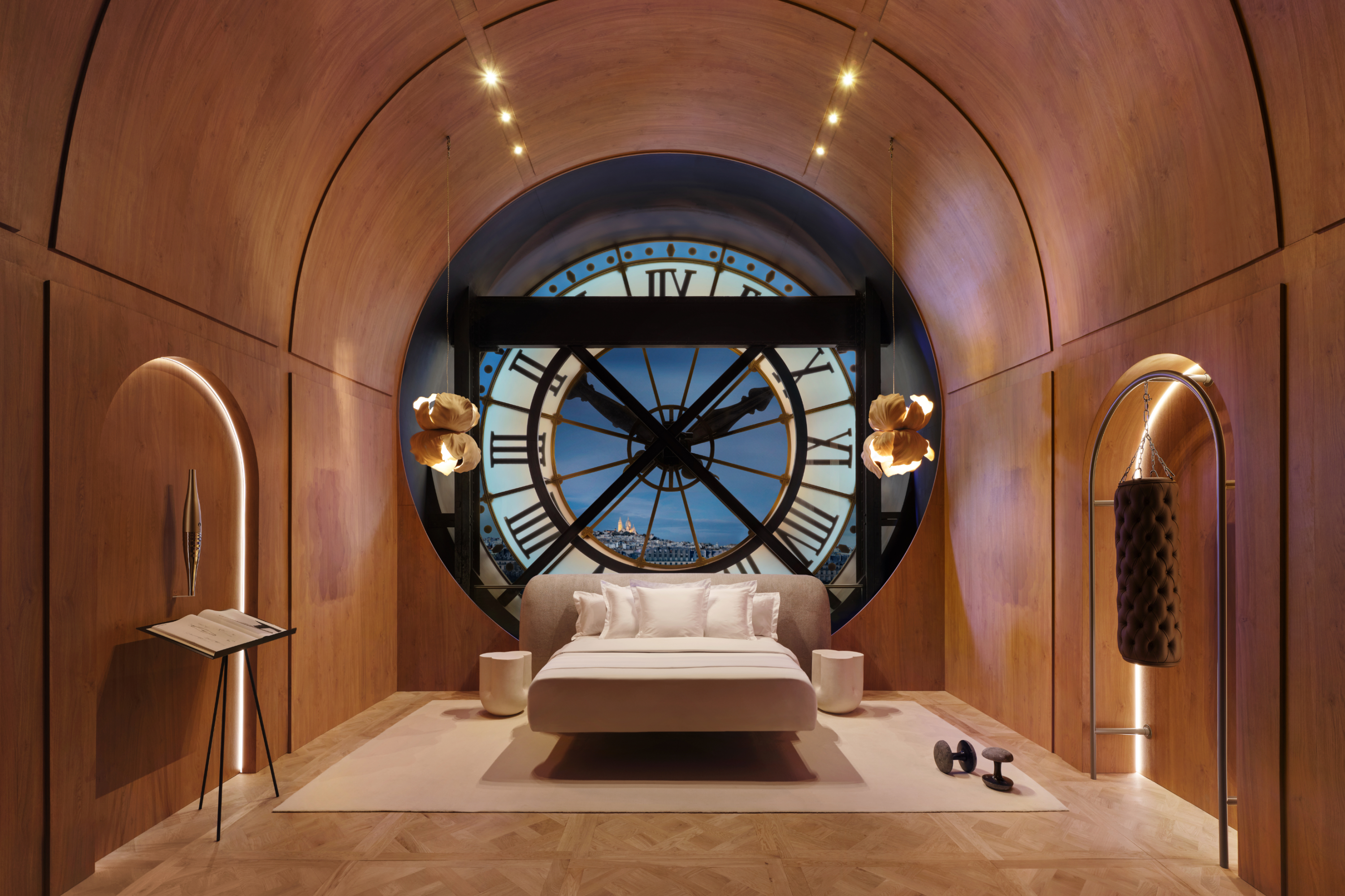En Icónicos, de Airbnb, puede disfrutar de quedarse en la emblemática sala del reloj del Museo de Arte en París.