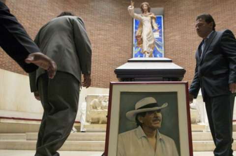 Despiden al "zar de esmeraldas" y entierran pasado de nexos con paras