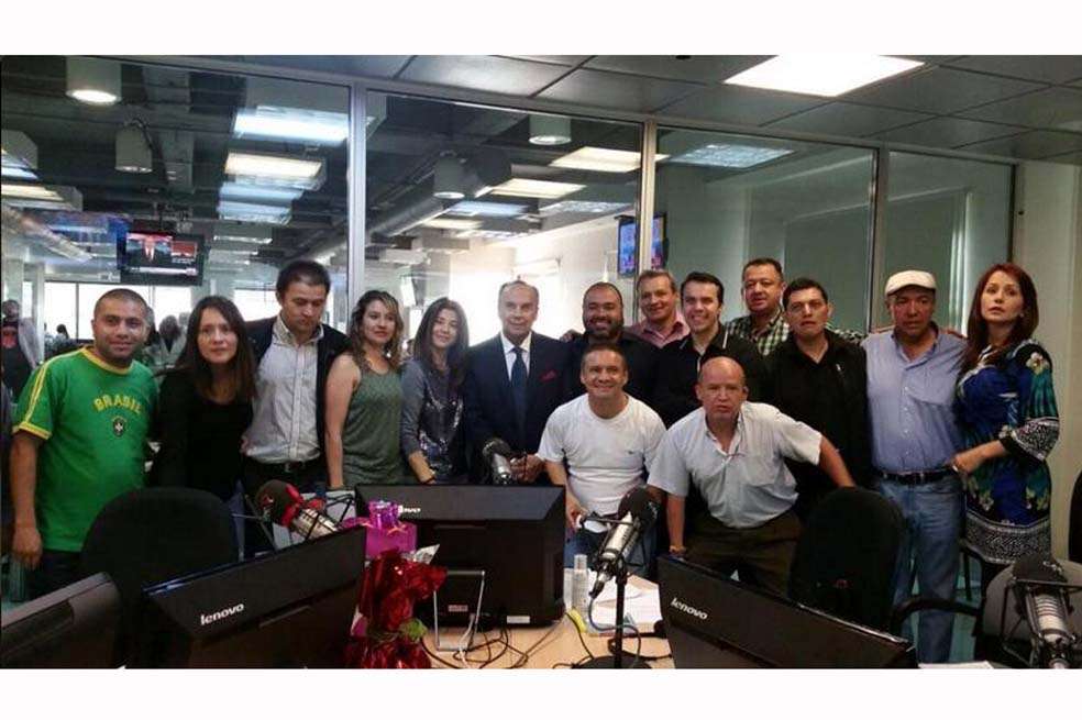 Hernán Peláez junto al equipo de ‘La luciérnaga’. / Fotos: Cortesía Caracol Radio