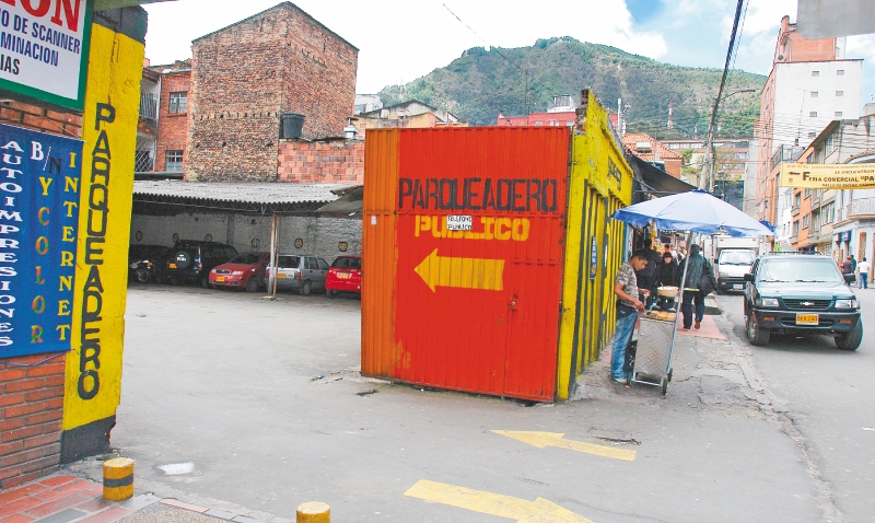 Parqueadero público en Bogotá.