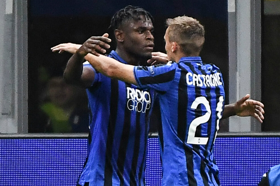 Duván Zapata (i) celebra el gol con su compañero Timothy Castagne. / AFP
