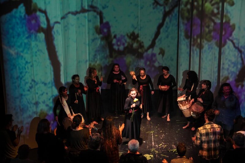 Canto final de “Antígonas: tribunal de mujeres” en Jerez de la Frontera (España), en 2016. / Cortesía