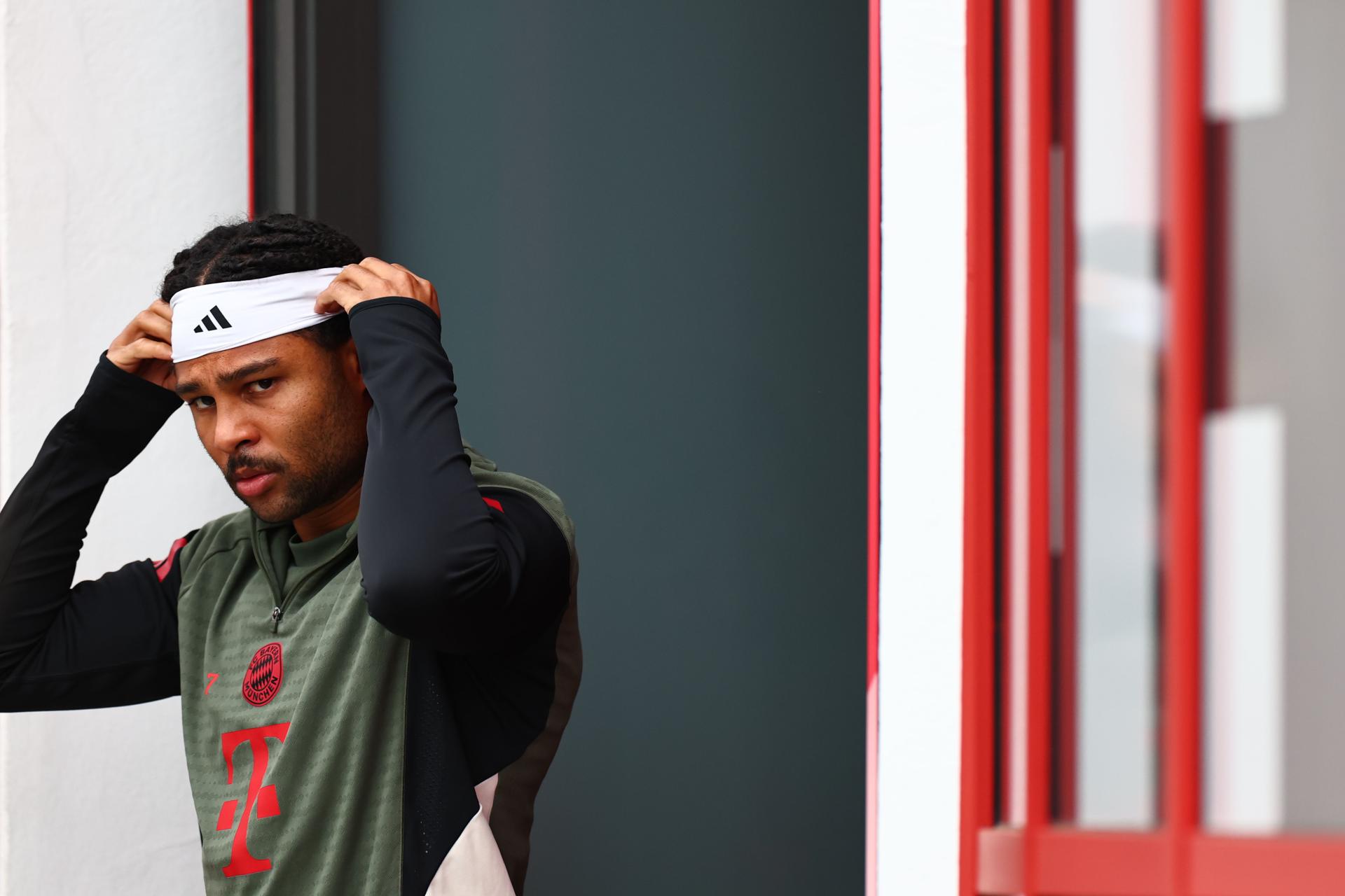 MUNICH (Germany), 14/04/2026.- Serge Gnabry of Bayern Munich arrives to the pitch for the team's training session in Munich, Germany, 14 April 2026. Bayern Munich will face Real Madrid in a UEFA Champions League quarter-finals, 2nd leg match on 15 April in Munich. (Liga de Campeones, Alemania) EFE/EPA/ANNA SZILAGYI