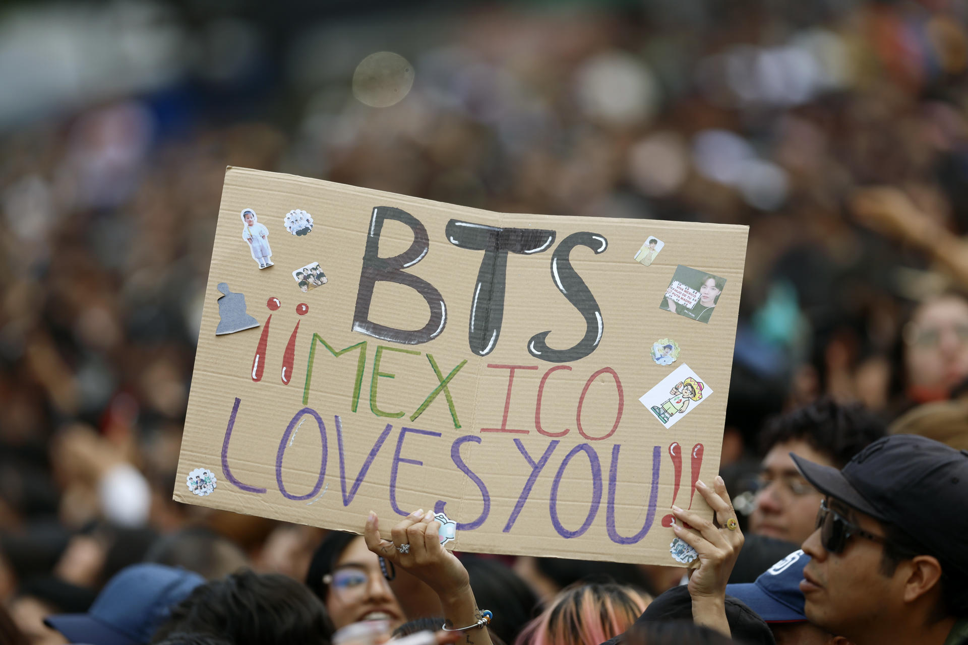 ACOMPAÑA CRÓNICA: MÉXICO BTS MÚSICA MEX2020. CIUDAD DE MÉXICO (MÉXICO), 06/05/2026.- Una persona sostiene un cartel durante la visita de los integrantes del grupo surcoreano de K-pop BTS este miércoles, en el Palacio Nacional de Ciudad de México (México). EFE/ Sáshenka Gutiérrez