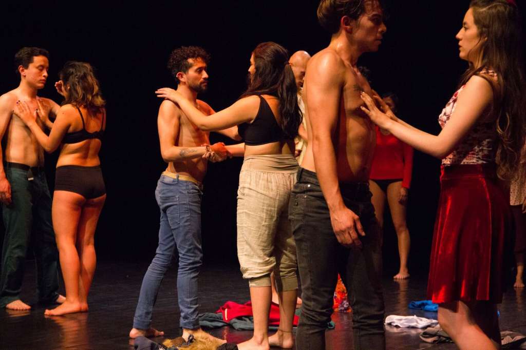 Imagen de una de las escenas de la obra Enotraparte, que se presenta actualmente en el teatro La Factoría. / Cortesía