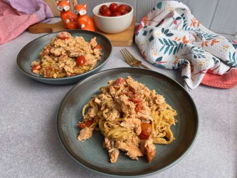 En 25 minutos prepara esta pasta cremosa con tomate y salmón