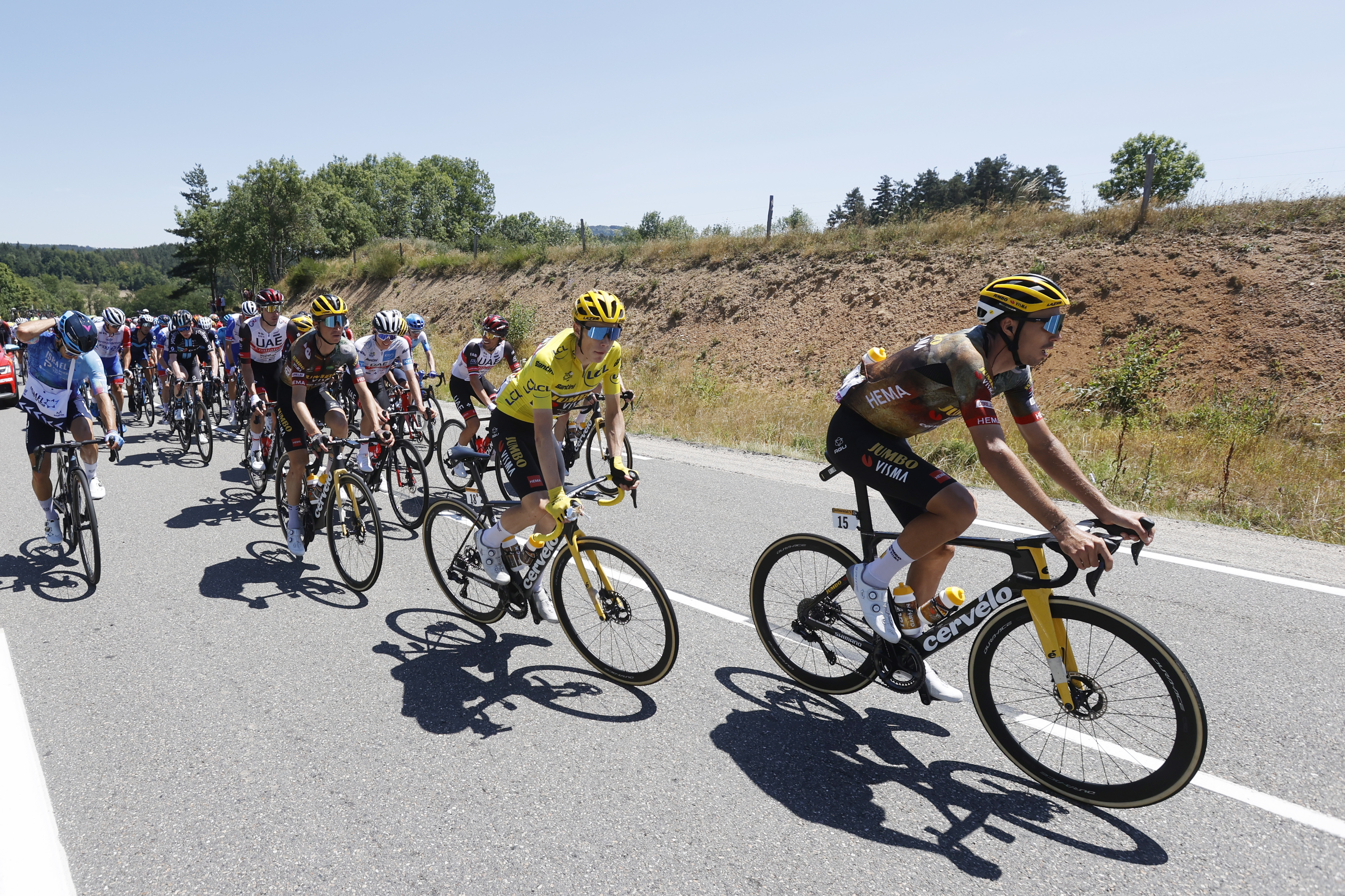 Saint-etienne (France), 16/07/2022.- French rider Christophe Laporte (R) of Jumbo Visma and the Yellow Jersey Danish rider Jonas Vingegaard (2-R) of Jumbo Visma in action during the 14th stage of the Tour de France 2022 over 192.5km from Saint-Etienne to Mende, France, 16 July 2022. (Ciclismo, Francia) EFE/EPA/GUILLAUME HORCAJUELO