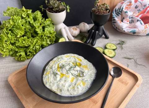 Este es el paso a paso para hacer un “tzatziki” griego