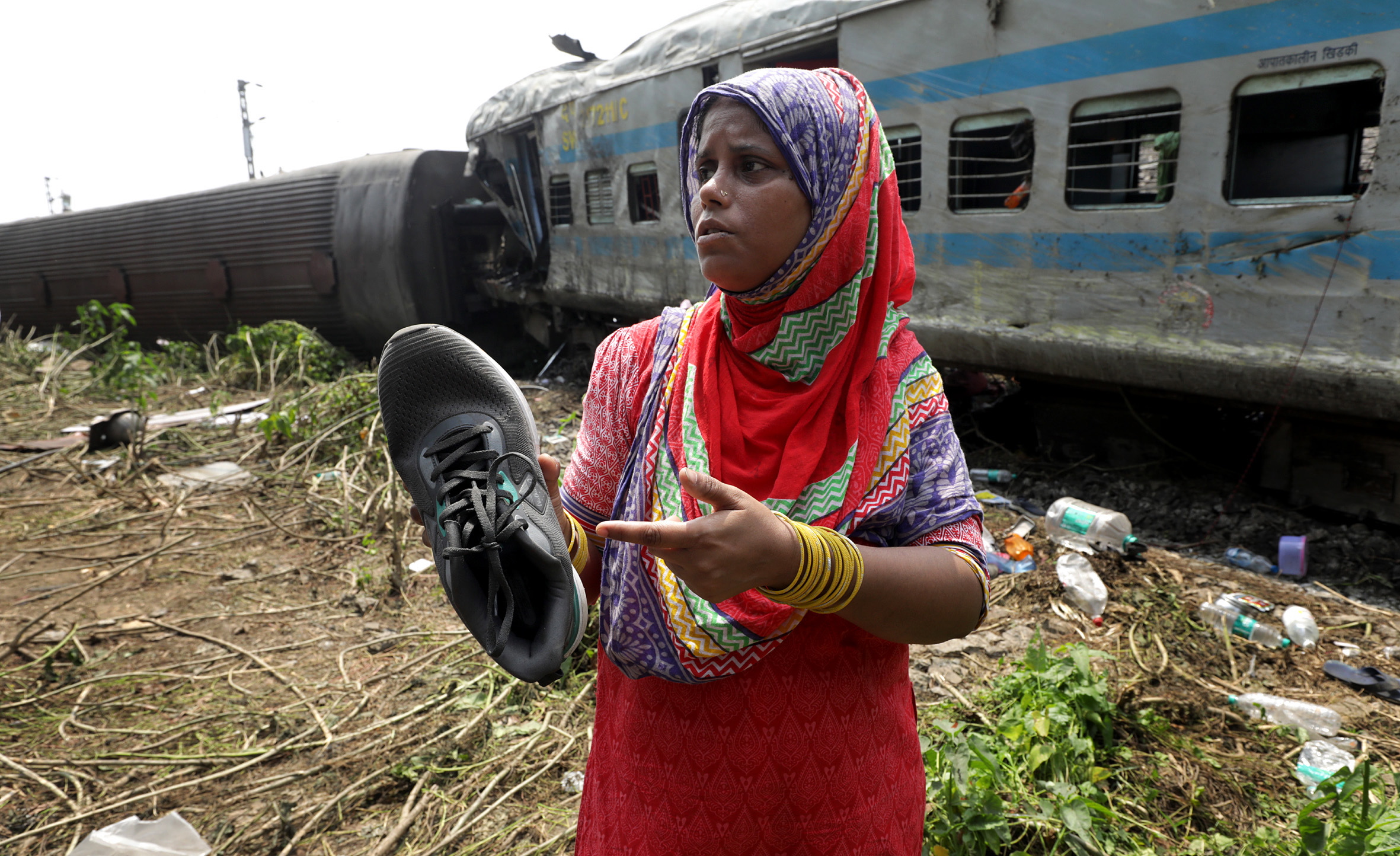 Odisha Balasore (India), 04/06/2023.- Tammanna Begum, shows a shoe of her missing son Md. Majhar, found near a damaged train compartment after a train accident at Odisha Balasore, India 04 June 2023. Over 200 people died and more than 900 were injured after three trains collided one after another. According to railway officials the Coromandel Express, which operates between Kolkata and Chennai, crashed into the Howrah Superfast Express. EFE/EPA/PIYAL ADHIKARY