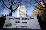 Greenpeace protesta en Suiza contra los plaguicidas que matan abejas