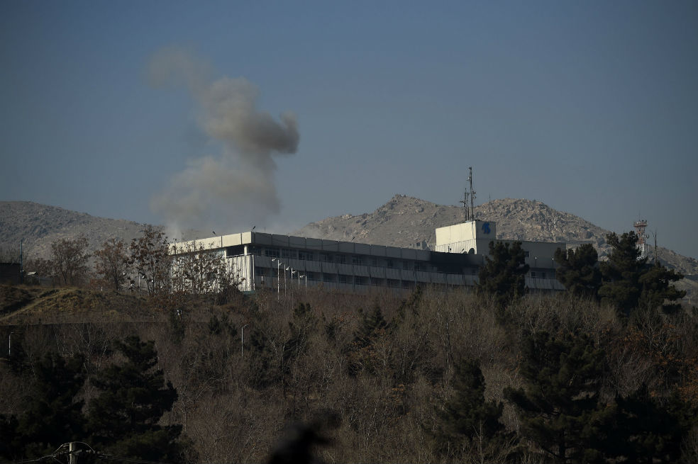 Humo sale de las instalaciones del hotel Intercontinental en Kabul. / AFP