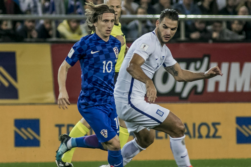Luka Modri? (i), este domingo durante el partido de Croacia ante Grecia. / EFE