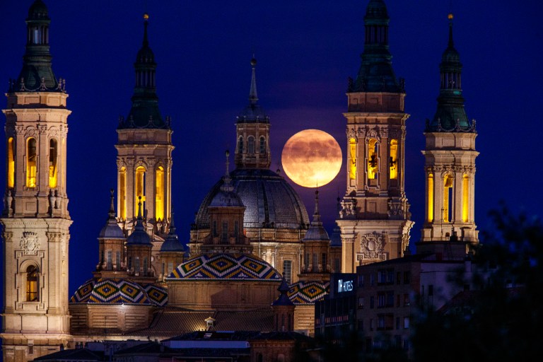 ZARAGOZA, 30/08/2023.- Imagen de la superluna azul esta noche de miércoles sobre la basílica de El Pilar en Zaragoza. EFE/JAVIER BELVER