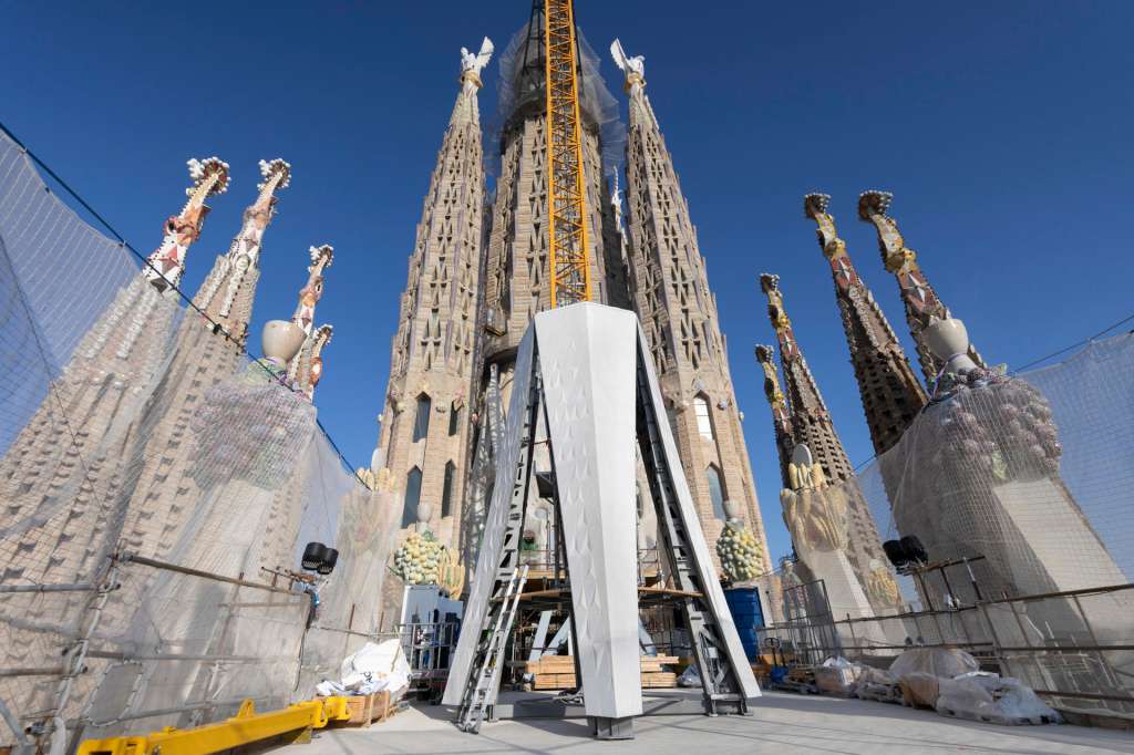 BARCELONA, 18/09/2025.- Aspecto de parte de la cruz que coronará la Torre de Jesucristo, cuando la Sagrada Familia alcanzará su cúspide de 172,5 metros de altitud al culminar la Torre de Jesucristo en junio de 2026, en el centenario de la muerte de Antoni Gaudí, mientras sigue pendiente de resolver la polémica por la futura escalinata de la fachada de la Glòria. EFE/Marta Pérez
