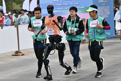Humanos y robots se enfrentaron en la Media Maratón de Pekín, ¿quién ganó?