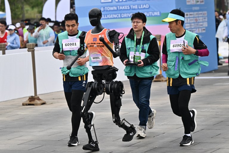 Humanos y robots se enfrentaron en la Media Maratón de Pekín, ¿quién ganó?