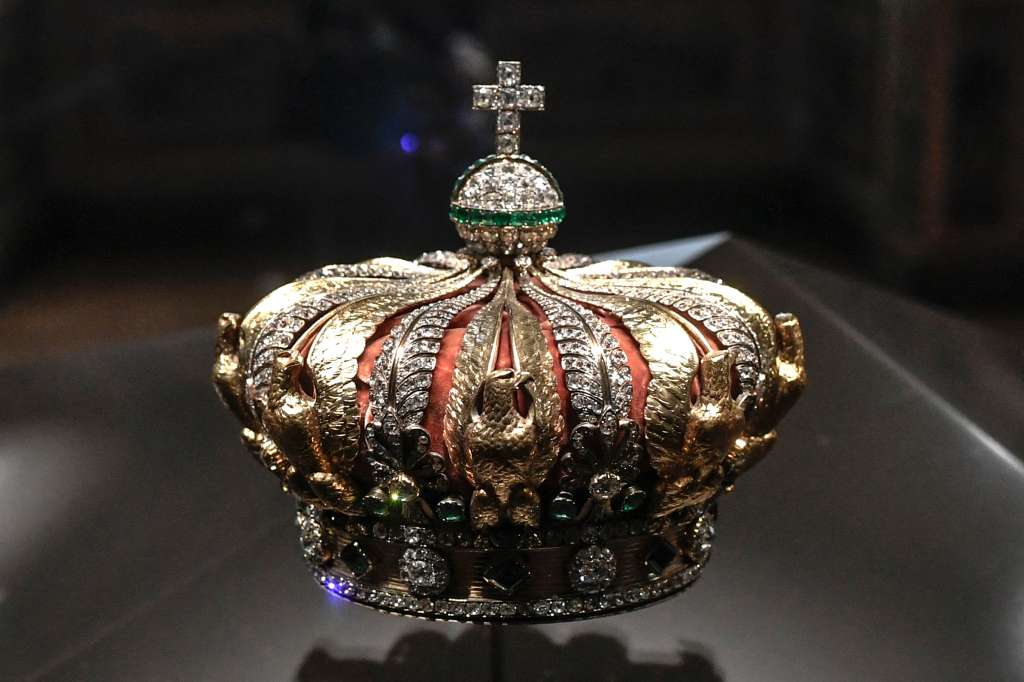 Esta fotografía muestra la corona de la emperatriz francesa Eugenia de Montijo, una de las piezas que los ladrones intentaron robar, pero que perdieron mientras huían, exhibida en la Galería de Apolo en el museo del Louvre en París.